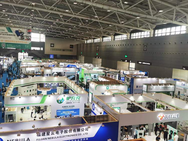 液冷超充引领变革 电容器及配套设备在充电桩黄金赛道中的核心机遇